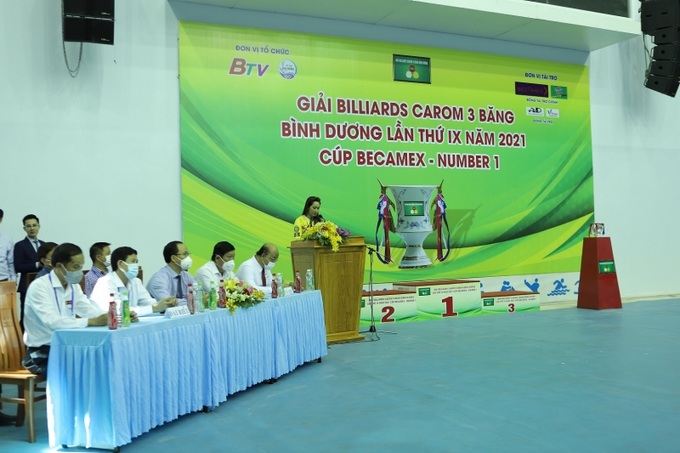 Bà Thanh Vũ, đại diện nhãn hàng Number 1 phát biểu tại lễ khai mạc