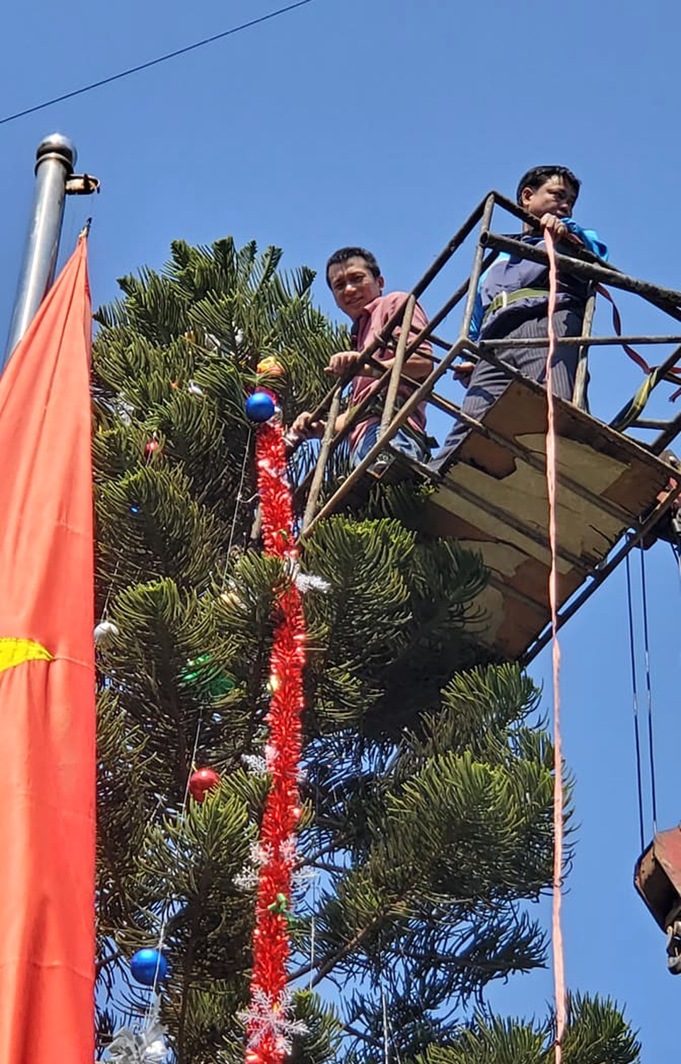 Học sinh trường cấp 2 tại Hà Nội trang trí cây thông Noel “siêu to khổng lồ” - 6 Học sinh trường cấp 2 tại Hà Nội trang trí cây thông Noel “siêu to khổng lồ” - 6