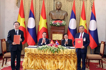 Chủ tịch nước Võ Văn Thưởng và Tổng Bí thư, Chủ tịch nước Lào chứng kiến lễ ký kết các văn kiện hợp tác