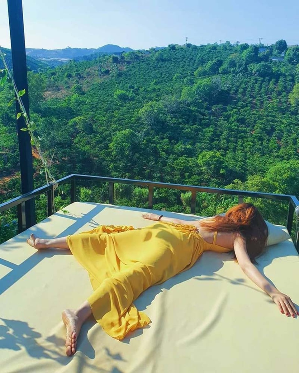 Nữ sinh xứ Huế gây chú ý với bộ ảnh “ngủ sấp mặt khắp Đà Lạt - 2