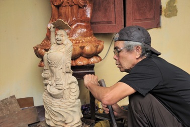 Cụ ông 80 tuổi, 60 năm "thổi hồn" cho những khúc gỗ vô tri