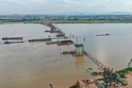 Những cột trụ cầu Hồng Hà vươn lên giữa sông Hồng