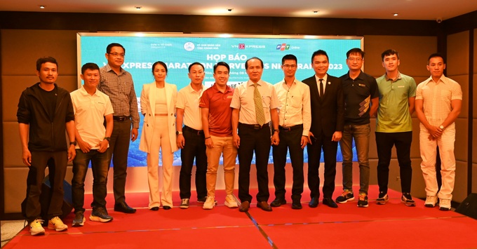 Vận động viên chụp ảnh lưu niệm với Ban tổ chức giải