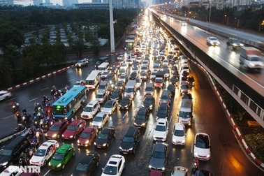 Hàng vạn người đội mưa về quê ăn Tết trong ngày làm việc cuối cùng của năm