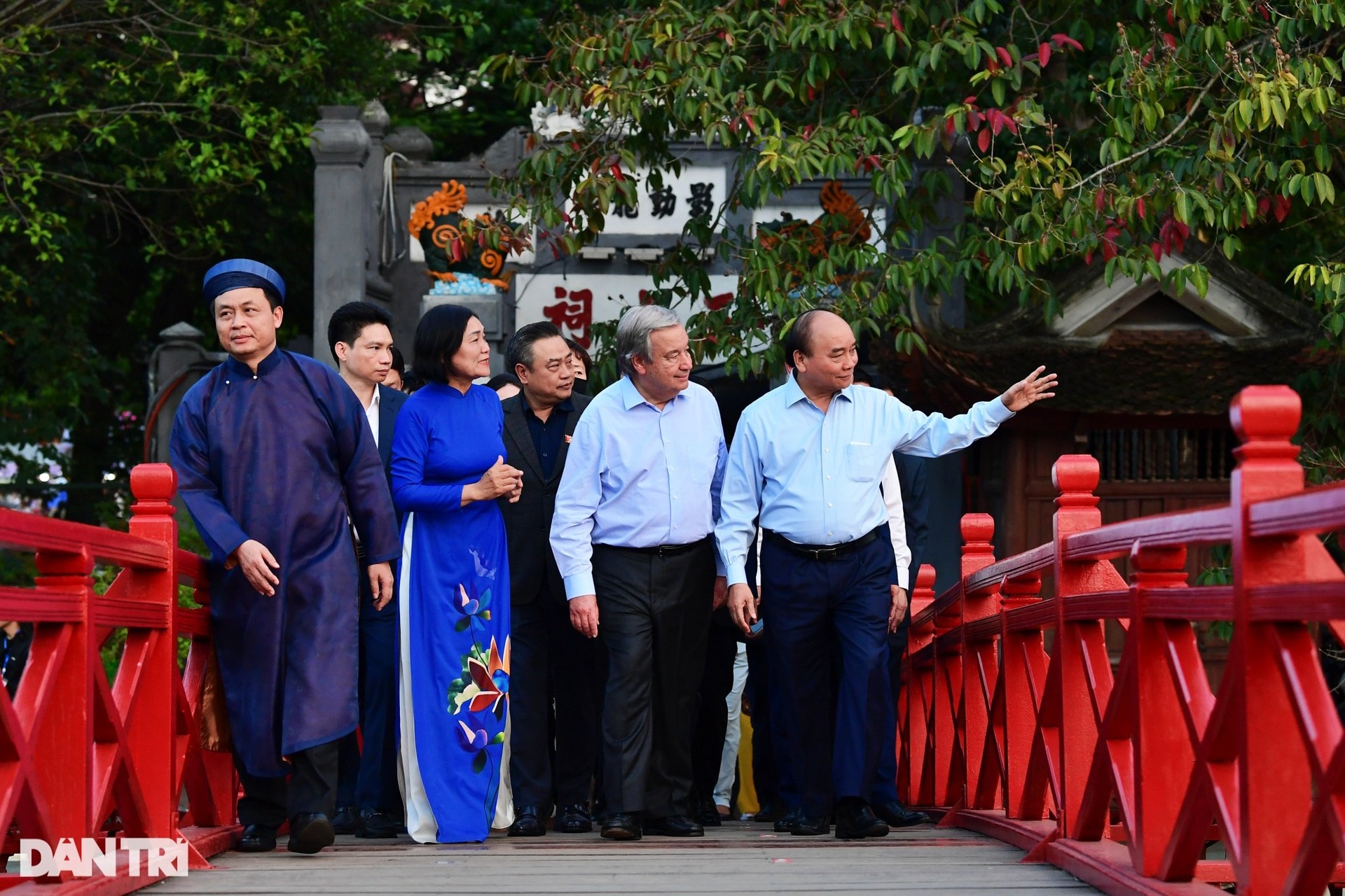 Tổng thư ký Liên hợp quốc thăm Văn Miếu, đi dạo hồ Hoàn Kiếm - 1