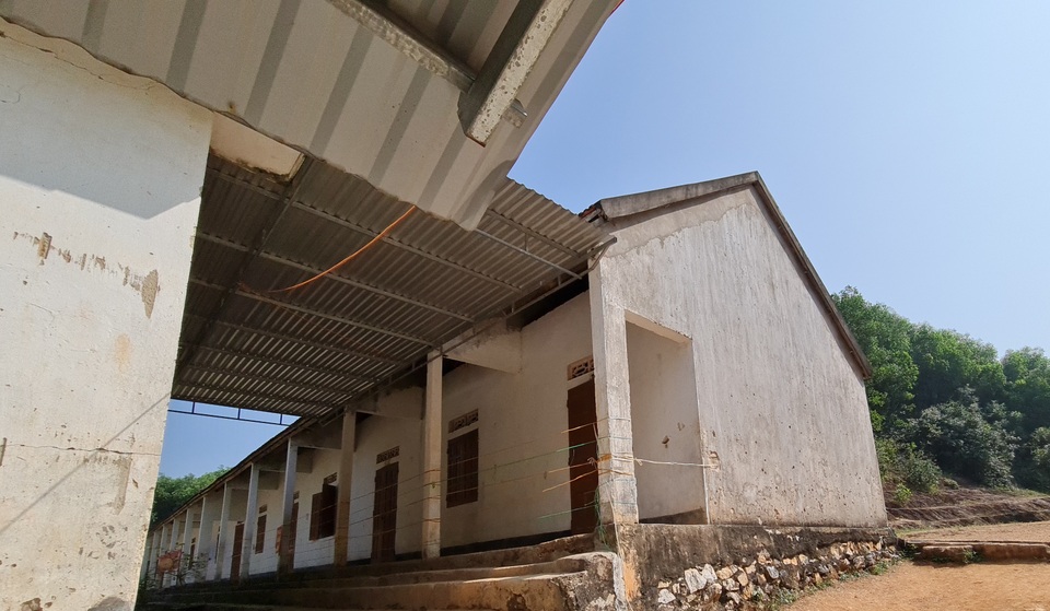 Trường sắp sập, học sinh phải học tạm trong nhà xe cũ - 2 Trường sắp sập, học sinh phải học tạm trong nhà xe cũ - 2