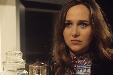 Nữ diễn viên “Đồi gió hú” qua đời ở tuổi 74 vì Covid-19