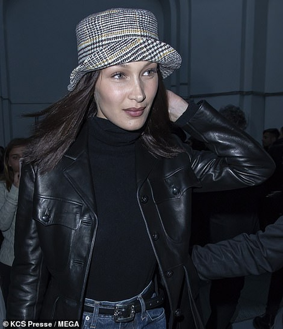 Bella Hadid táo bạo diện áo không nội y - 14 Bella Hadid táo bạo diện áo không nội y - 14