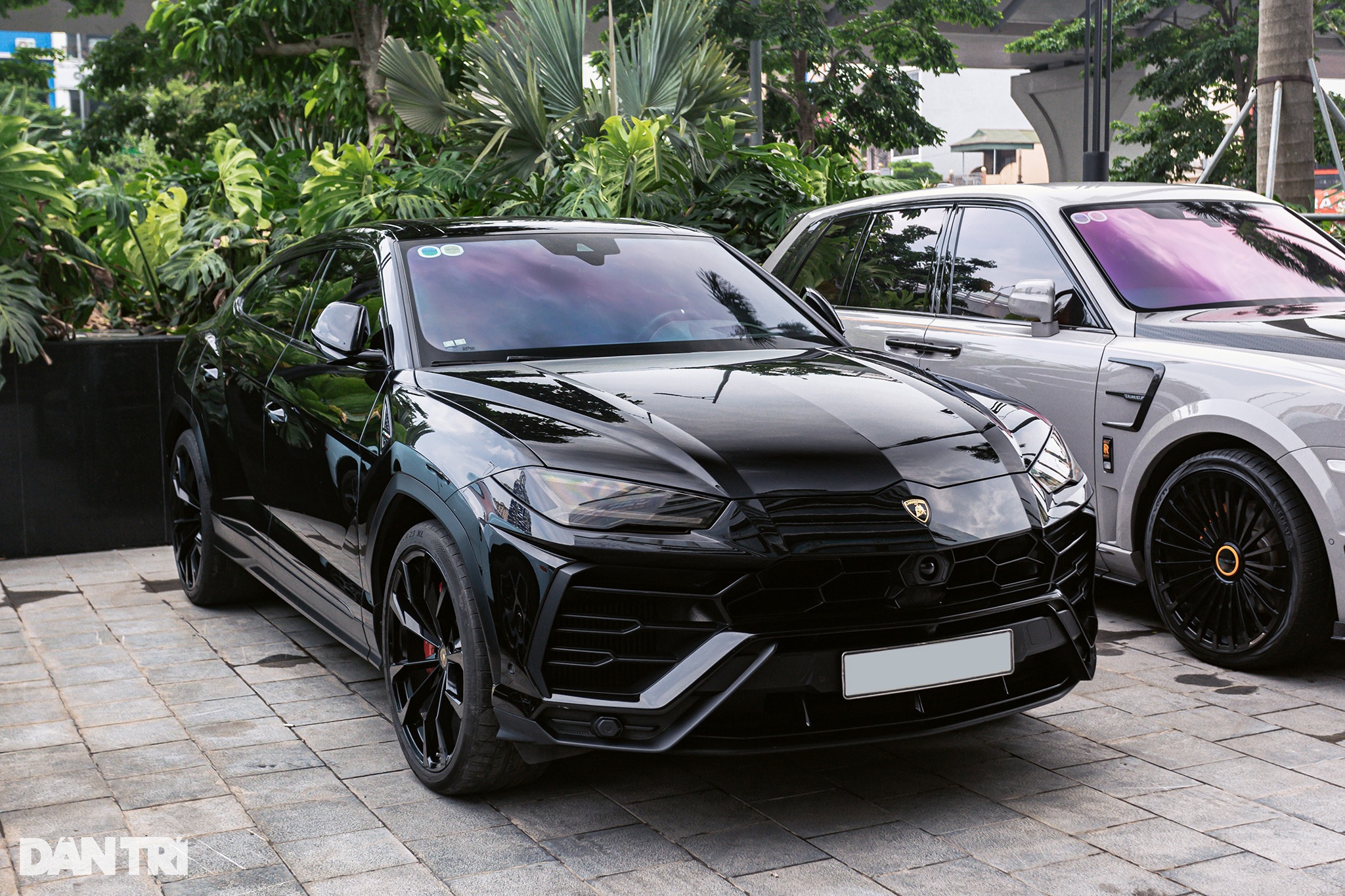 Siêu SUV Lamborghini Urus được đại gia Đỗ Bình Dương mua từ năm 2020, nhập khẩu bởi đơn vị kinh doanh xe tư nhân. Ở thời điểm mua mới, chiếc xe có giá lăn bánh lên tới hơn 25 tỷ đồng. Ước tính, chỉ có hai chiếc Urus thế hệ này tại Việt Nam mang màu sơn đen ở ngoại thất (Ảnh: Thái Dương).