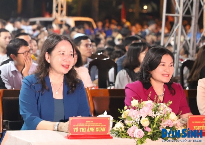 Phó Chủ tịch nước Võ Thị Ánh Xuân, Thứ trưởng Bộ LĐTB- XH Nguyễn Thị Hà tham dự đêm “Lồng đèn thắp sáng ước mơ” tại Đắk Lắk