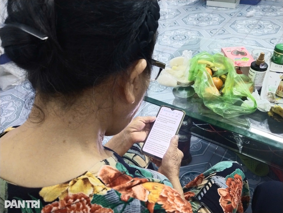 Người già loay hoay giữ số điện thoại đã gắn bó hàng chục năm - 2