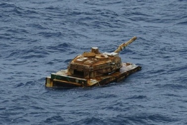 Bí ẩn xe tăng "lạ" trôi nổi ngoài khơi Indonesia