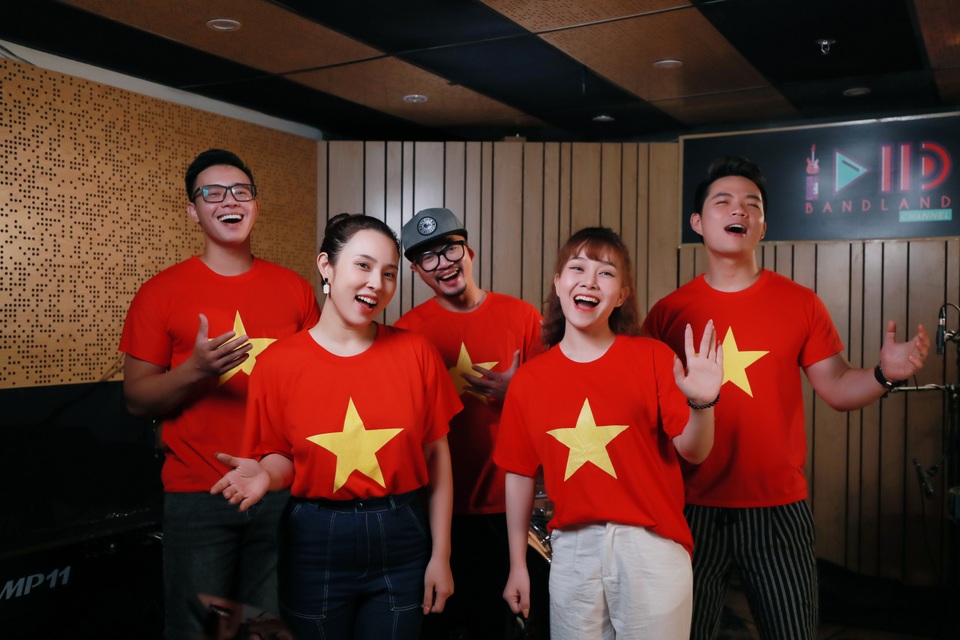 Bùi Tiến Dũng, Ngọc Khuê cùng gần 20 nghệ sĩ tiếp sức cho vùng “tâm dịch” - 9 Bùi Tiến Dũng, Ngọc Khuê cùng gần 20 nghệ sĩ tiếp sức cho vùng “tâm dịch” - 9
