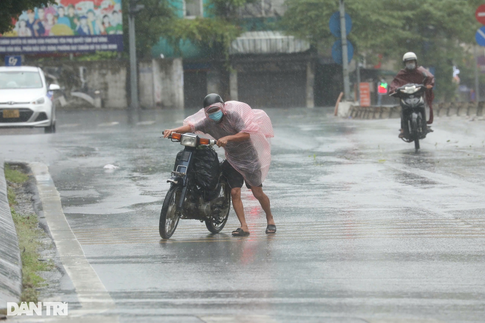 Bao giờ Hà Nội thoát vùng nguy hiểm của bão Yagi? - 1