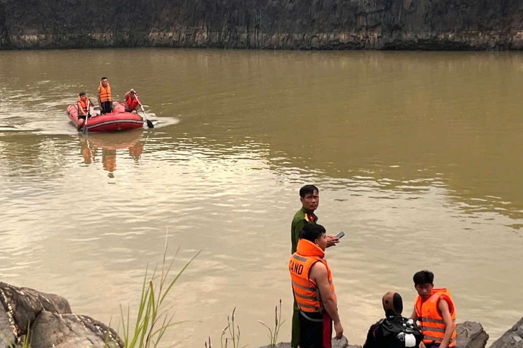 Ba thanh niên mất tích ở hồ Đá Xanh, vớt được một thi thể - 2 Ba thanh niên mất tích ở hồ Đá Xanh, vớt được một thi thể - 2