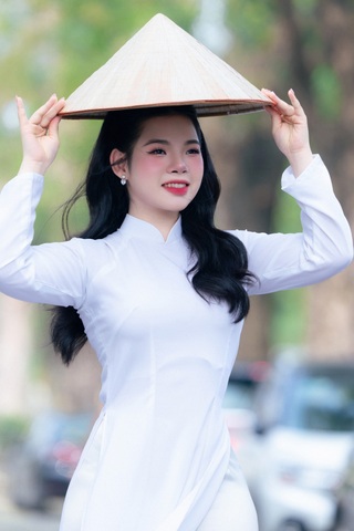 Ca sĩ Hoàng Thái Phương duyên dáng trong tà áo dài truyền thống - 2