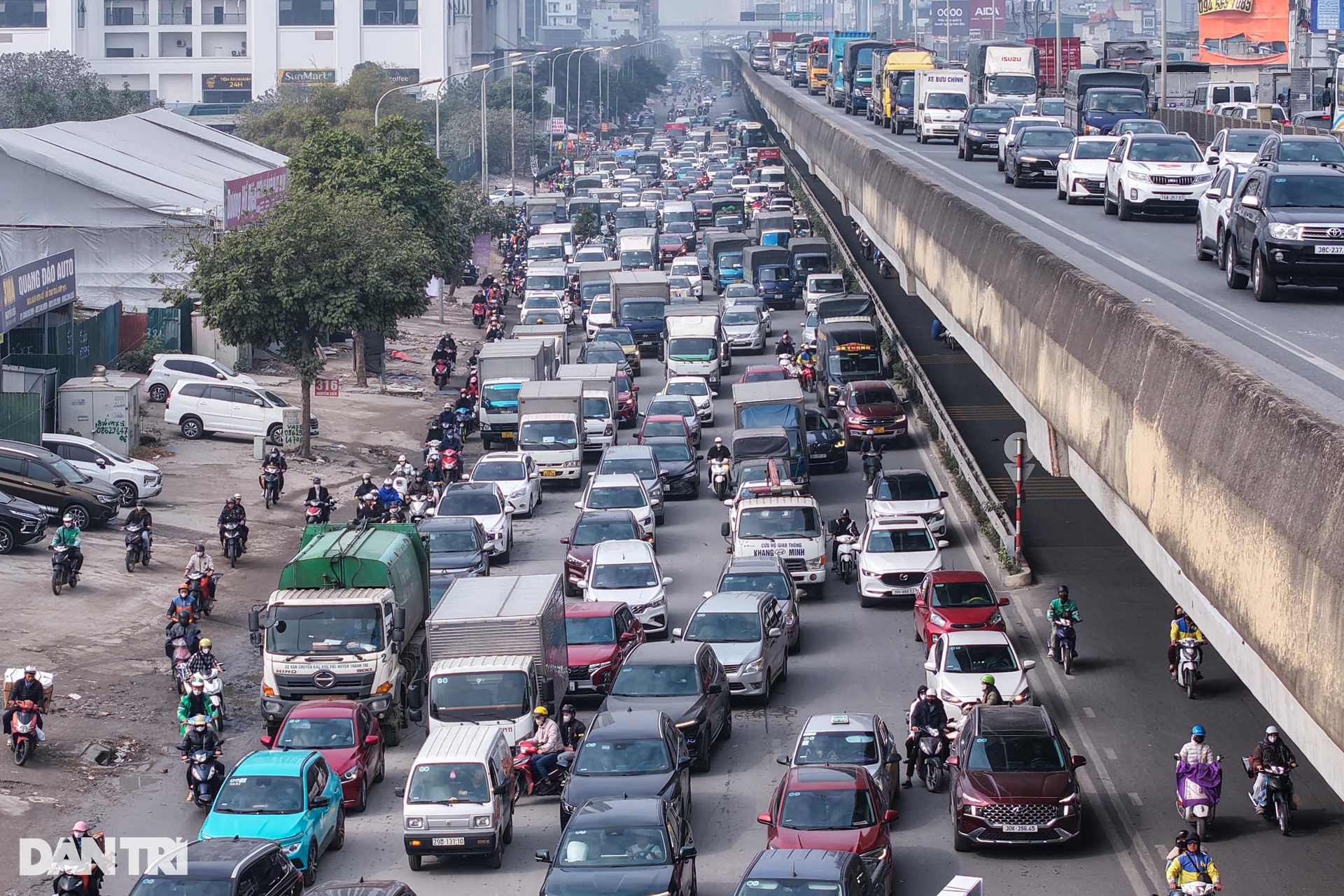 Người dân chật vật đi xe nhích từng mét rời Thủ đô về quê ăn Tết - 3 Người dân chật vật đi xe nhích từng mét rời Thủ đô về quê ăn Tết - 3
