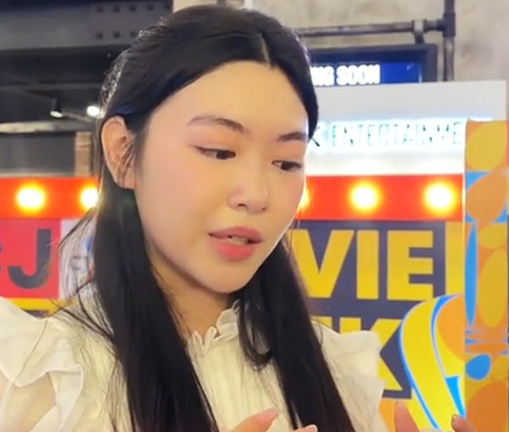 Lọ Lem rơm rớm nước mắt, lên tiếng về hành động liếm môi gây tranh cãi - 3 Lọ Lem rơm rớm nước mắt, lên tiếng về hành động liếm môi gây tranh cãi - 3