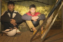 Hai nhóm học sinh mang hung khí hẹn hỗn chiến vì một người bị… nhìn đểu