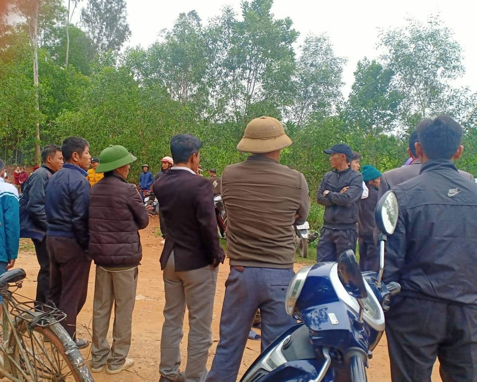 Bàng hoàng phát hiện thi thể 2 người đàn ông bên bìa rừng - 1 Bàng hoàng phát hiện thi thể 2 người đàn ông bên bìa rừng - 1