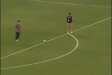 Cổ động viên thực hiện cú đá bóng hoàn hảo đến khó tin