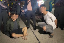 Cảnh sát nổ súng, truy bắt 2 học sinh mang hung khí đi "hỗn chiến"