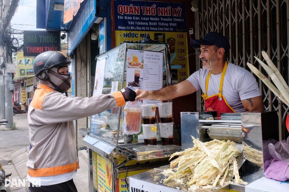 Chồng Thổ Nhĩ Kỳ sang Việt Nam cưới vợ giám đốc, hàng ngày vẫn bán nước mía - 9 Chồng Thổ Nhĩ Kỳ sang Việt Nam cưới vợ giám đốc, hàng ngày vẫn bán nước mía - 9