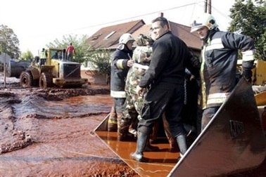 Lũ bùn hóa chất nhấn chìm nhiều thị trấn, 2 người chết