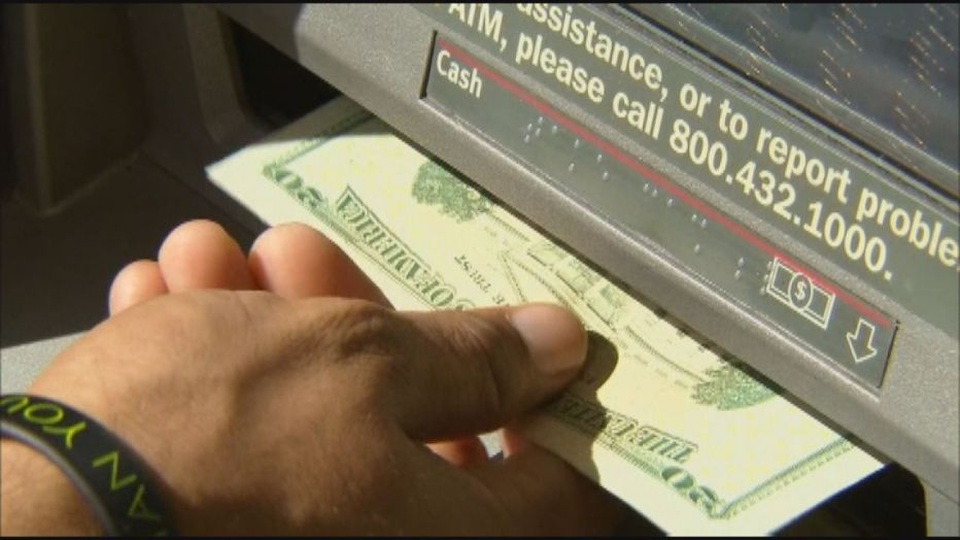 Táo tợn cho nổ cả cây ATM, toán cướp vẫn ra về “tay trắng” - 1 Táo tợn cho nổ cả cây ATM, toán cướp vẫn ra về “tay trắng” - 1