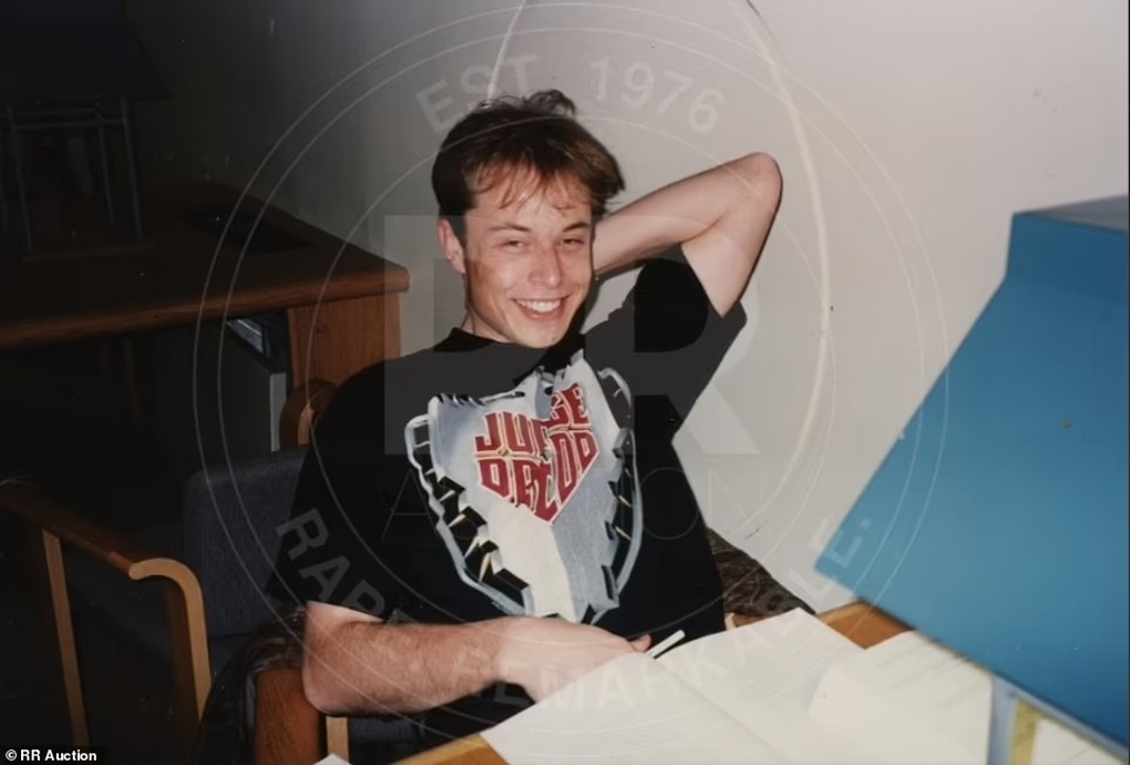 Tình đầu thời Đại học của tỷ phú Elon Musk rao bán tất cả kỷ vật - 9 Tình đầu thời Đại học của tỷ phú Elon Musk rao bán tất cả kỷ vật - 9