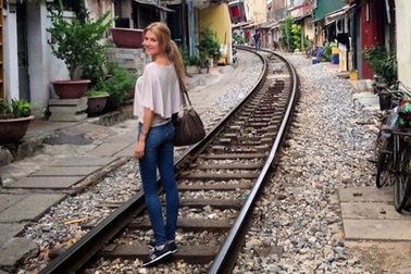 Tân Hoa hậu Thế giới xách balô "phượt" xuyên Việt