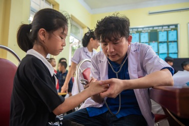 Hơn 200 em học sinh ở vùng biên Việt - Lào được khám sàng lọc viêm gan B