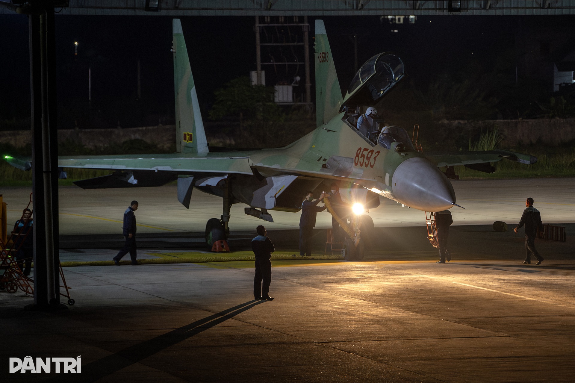 Chiêm ngưỡng hổ mang chúa SU-30MK2 xuất kích huấn luyện bay đêm - 2