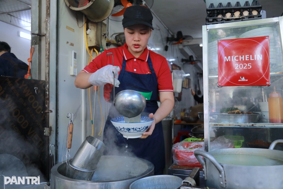 Quán bún cá ở Hà Nội bất ngờ lọt danh sách Michelin, chủ tưởng bị lừa đảo - 1