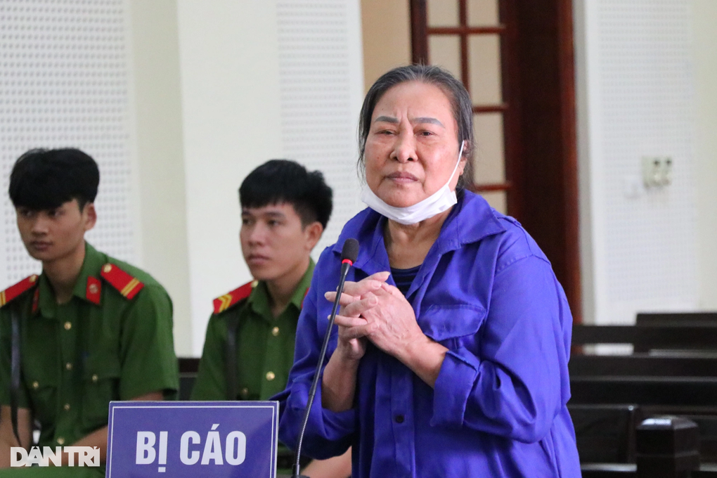 Phiên chợ đời của người phụ nữ gần 70 tuổi, lần thứ 4 đi tù - 1 Phiên chợ đời của người phụ nữ gần 70 tuổi, lần thứ 4 đi tù - 1
