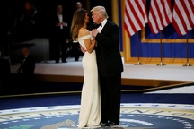 Vợ chồng tân Tổng thống Trump tình tứ trong tiệc khiêu vũ ăn mừng