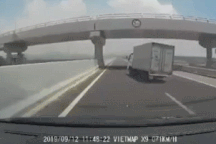 Xe tải lật nghiêng vì nổ lốp khi đang chạy gần 100 km/h trên đường cao tốc