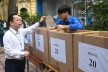 Giám đốc Sở Giáo dục nắm tay thí sinh động viên trước giờ làm bài