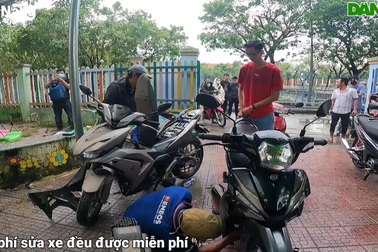 Người dân Quảng Nam ra Đà Nẵng tổ chức sửa xe hư hỏng do mưa ngập lịch sử