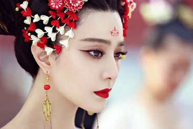 Chi hơn 50 tỉ đồng “che chắn” vòng 1 cho người đẹp phim Võ Tắc Thiên