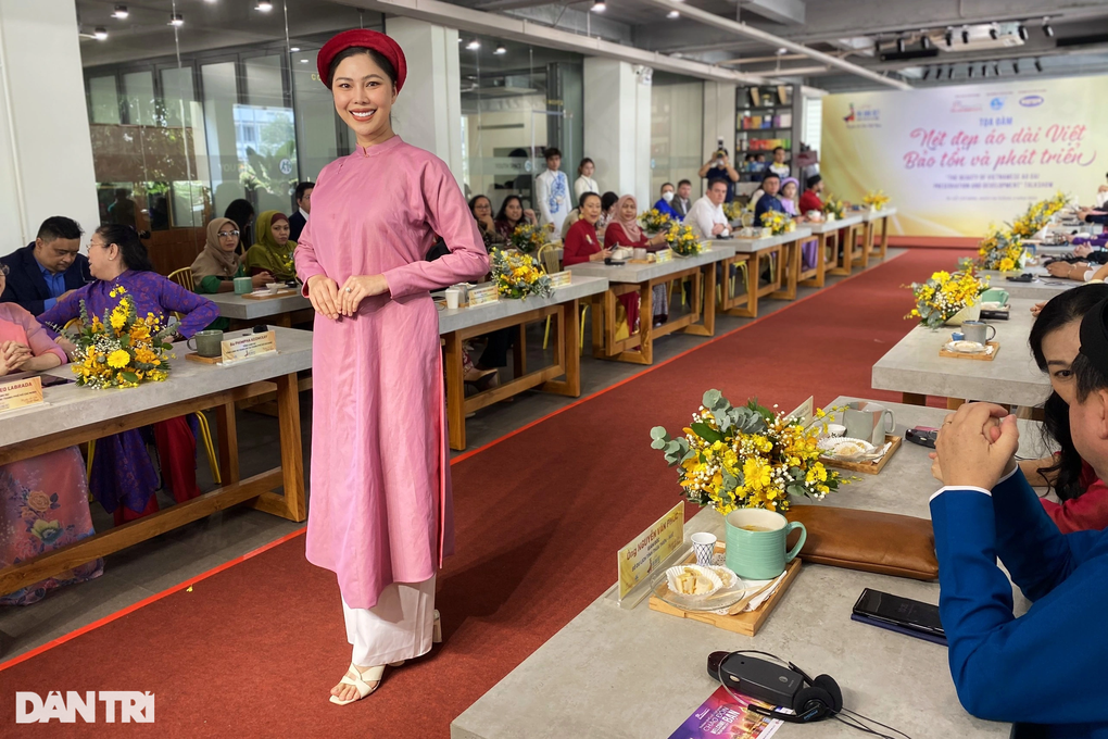 Nhiều Tổng lãnh sự tại TPHCM mê áo dài Việt Nam - 3 Nhiều Tổng lãnh sự tại TPHCM mê áo dài Việt Nam - 3