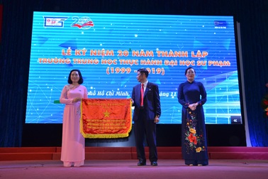 Trường Trung học thực hành ĐH Sư phạm nhận cờ thi đua của Bộ GD-ĐT nhân 20 năm thành lập