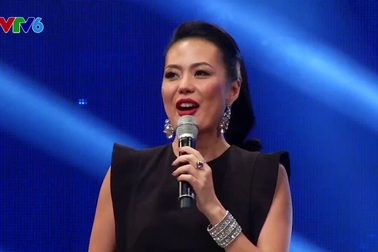 Lan Khuê trao lại dải băng đại diện tham dự cuộc thi Hoa hậu Hoà bình Quốc tế