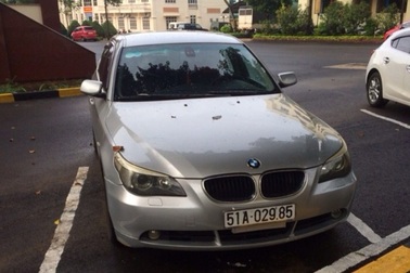 Tạm giữ xe BMW nghi nhập lậu, sử dụng giấy tờ giả