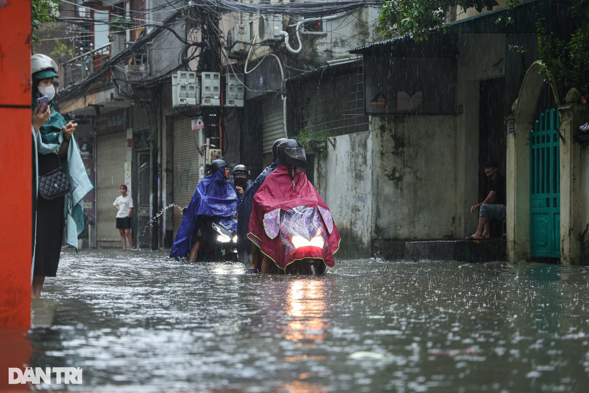 Lũ sông Hồng lên đột ngột, người Hà Nội hối hả kê cao đồ, sơ tán khỏi chỗ ở - 3