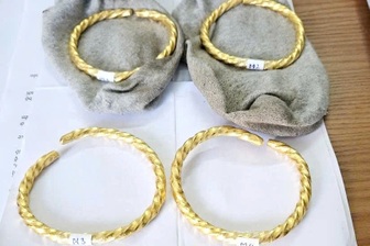 Người phụ nữ bị phát hiện giấu vàng trong tất khi qua biên giới