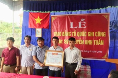 Trao bằng Tổ quốc ghi công cho học sinh dũng cảm cứu người đuối nước