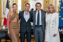 Tranh cãi về trang phục của vợ chồng Justin Bieber khi gặp Tổng thống Pháp