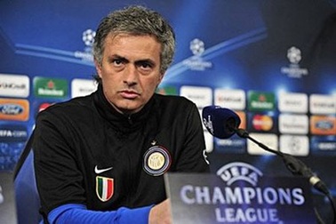 Mourinho “vừa đấm, vừa xoa” CSKA Moscow