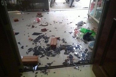 Nhóm côn đồ táo tợn mang dao kiếm truy sát một gia đình